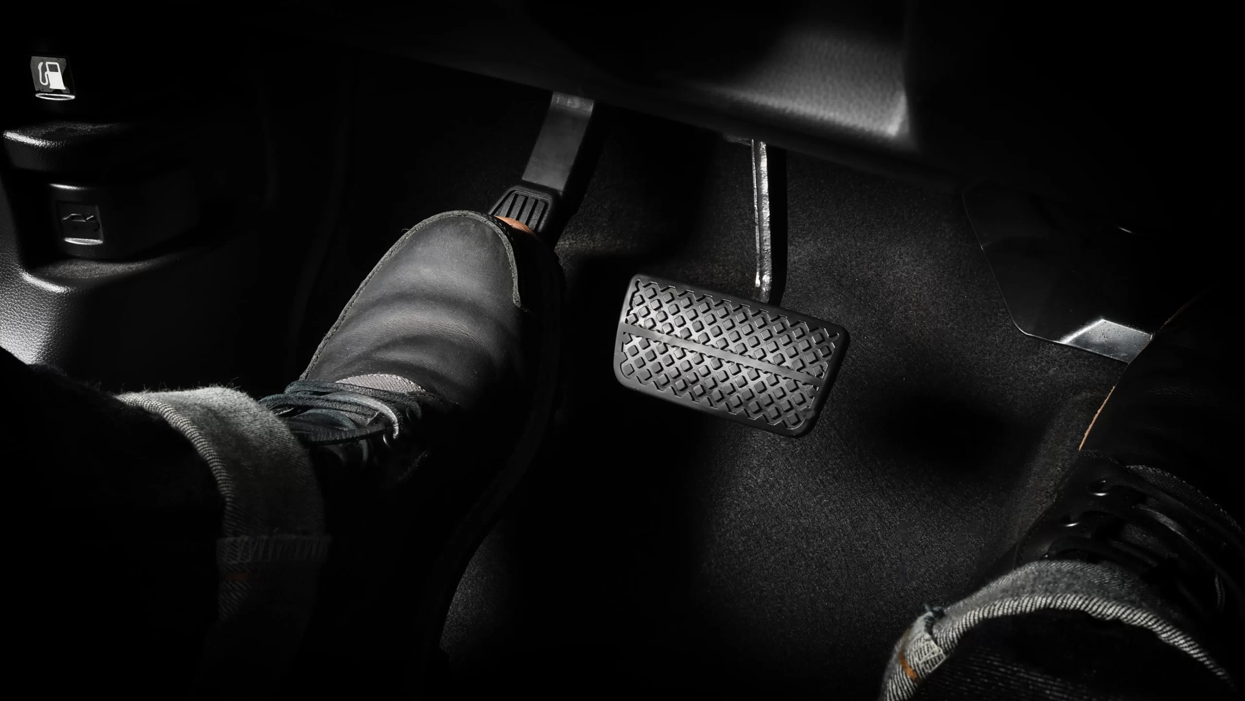 fotografía de un mecánico automotriz inspeccionando en una plataforma las partes de la transmisión estándar de un vehículo para garantizar su correcto funcionamiento