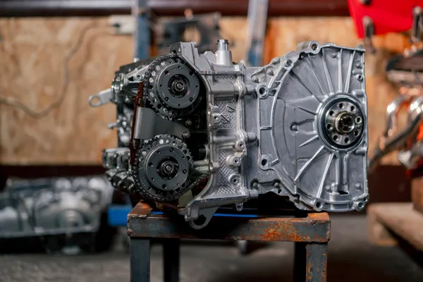 Detalle de una caja de velocidades estándar desmontada con su mecanismo de cadena y piñones visible, lista para su reparación.