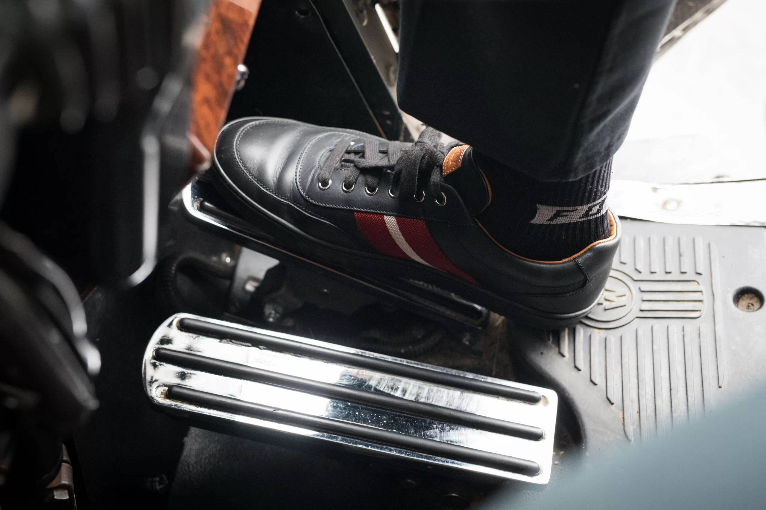 Primer plano de la parte interior de una transmisión con discos y resortes, típicas refacciones de transmisiones automáticas para reparación y mantenimiento.