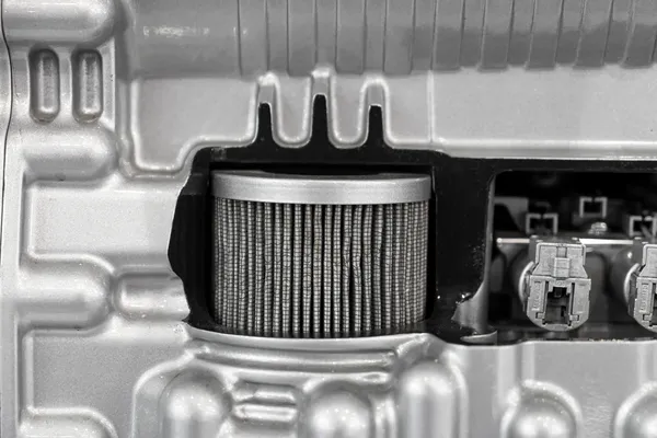 Primer plano de la parte interior de una transmisión con discos y resortes, típicas refacciones de transmisiones automáticas para reparación y mantenimiento.