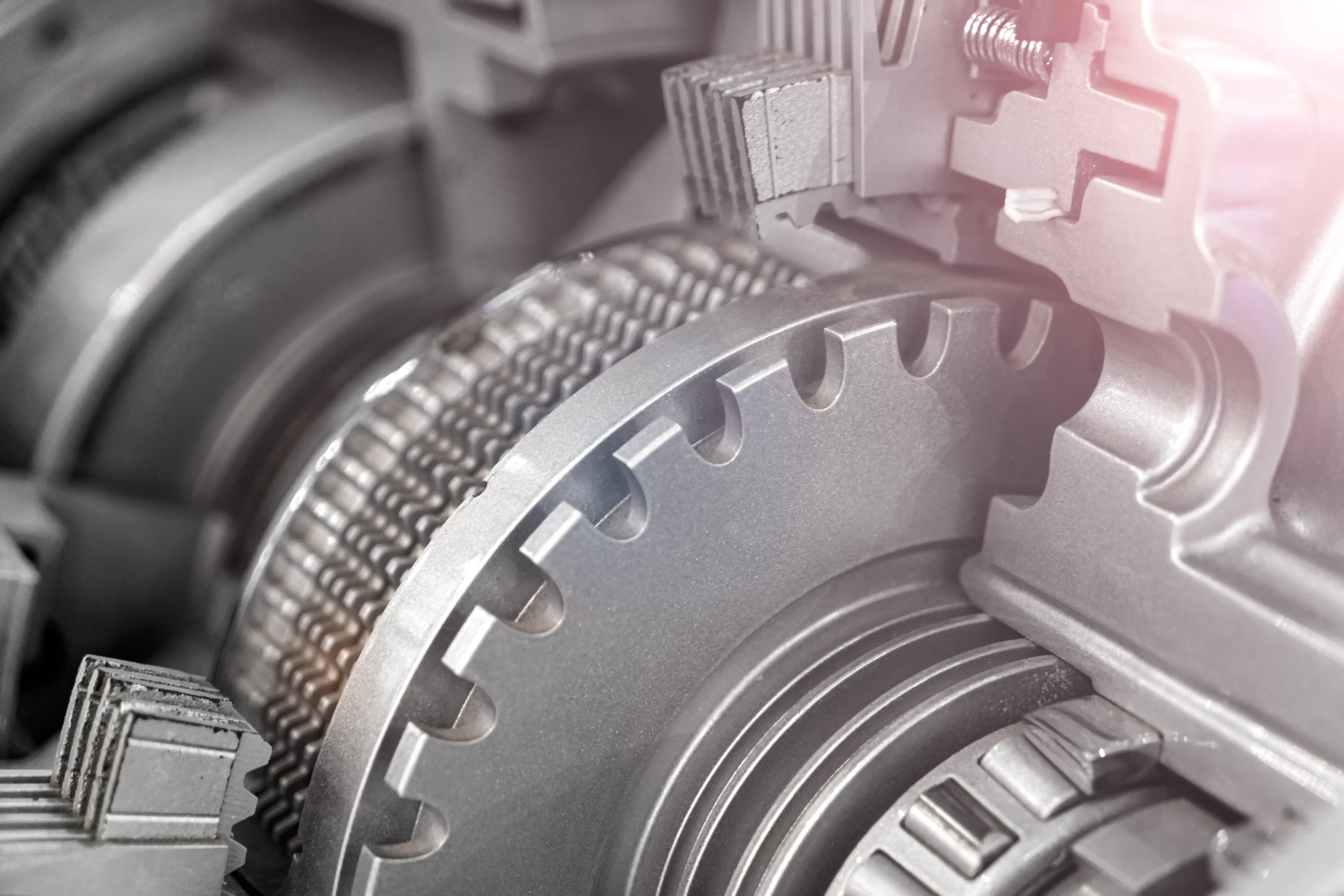 Componentes de fricción internos expuestos para decidir si es viable reparar o cambiar transmisión automática vieja