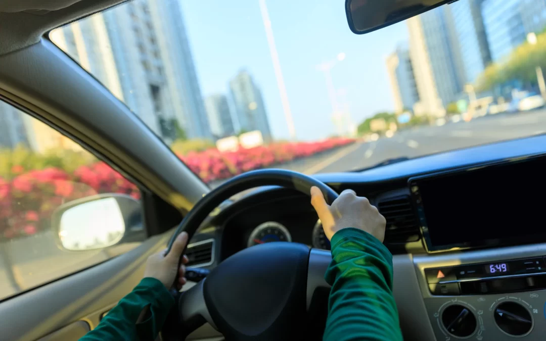 Manejo urbano con tráfico. Si mi carro automático se queda en una velocidad y no sube, es riesgo de colisión trasera.
