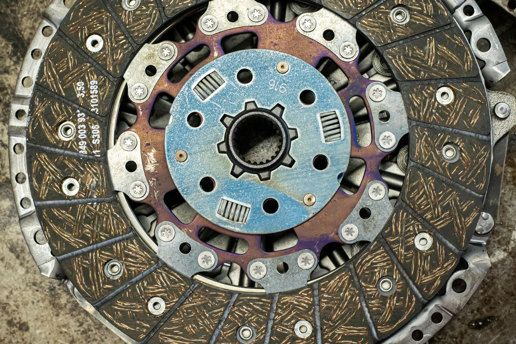 Disco de embrague nuevo. Aunque es manual, el kit de clutch y las refacciones de transmisiones automáticas aseguran tracción.