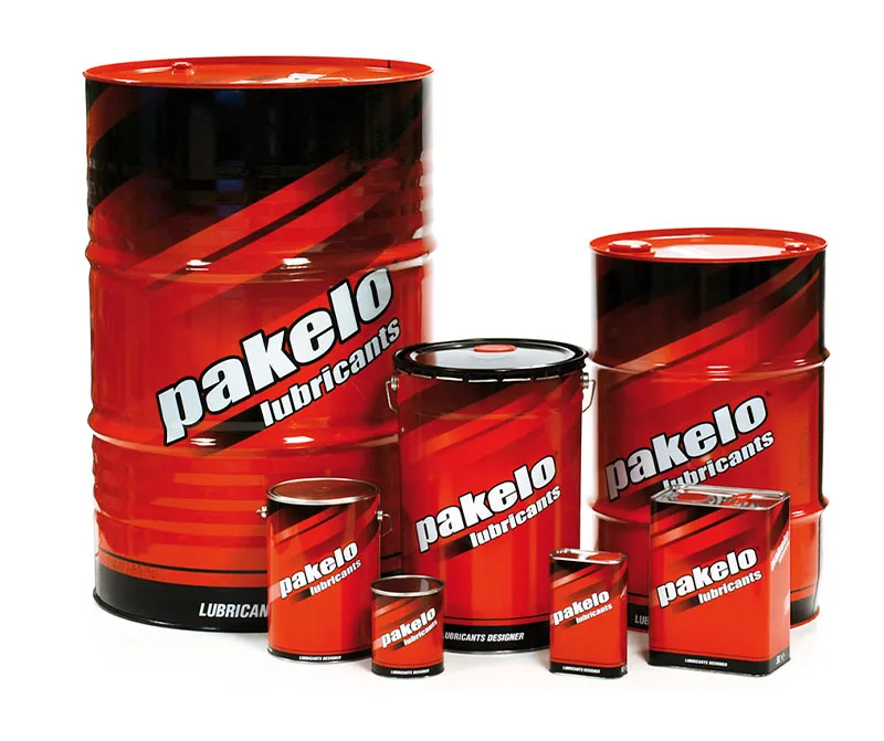 Línea de lubricantes automotrices Pakelo presentados en tambos y botes metálicos de color rojo sobre un fondo blanco.